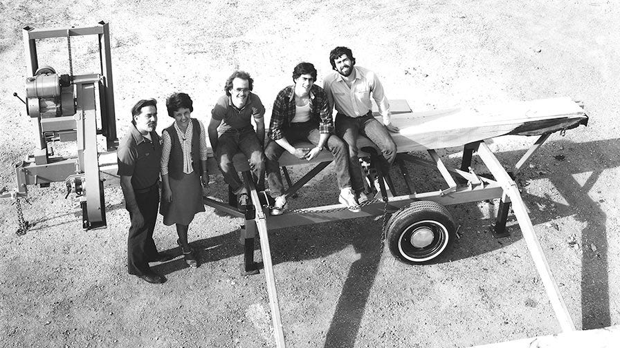 Don Laskowski (po lewo), współzałożyciel firmy Wood-Mizer, wraz z rodziną w 1982 roku
